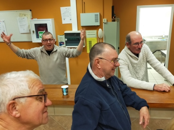 Sergio à fond pour accueillir le client à la buvette ! Sergio à fond pour accueillir le client à la buvette !