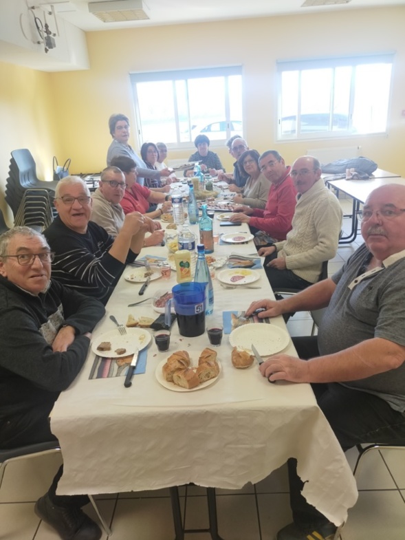 Une belle tablée pour le casse croute de midi ! Une belle tablée pour le casse croute de midi !