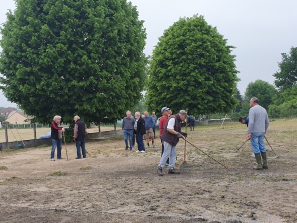UN BON DÉSHERBAGE EN COLLABORATION AVEC LA RETRAITE SPORTIVE UN BON DÉSHERBAGE EN COLLABORATION AVEC LA RETRAITE SPORTIVE