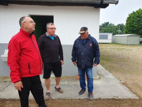 UN BON DÉSHERBAGE EN COLLABORATION AVEC LA RETRAITE SPORTIVE UN BON DÉSHERBAGE EN COLLABORATION AVEC LA RETRAITE SPORTIVE