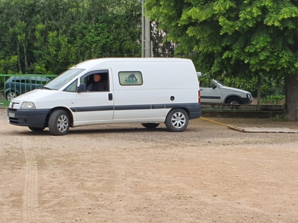 Kéké a effectué les finitions en passant le tamis.