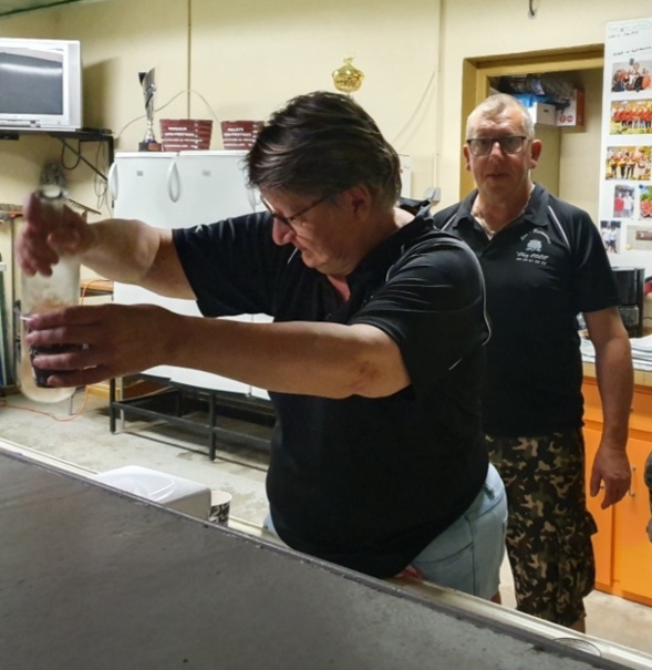 Béa et Sergio un duo bien rodé à la buvette comme à la maison ! Béa et Sergio un duo bien rodé à la buvette comme à la maison !
