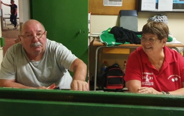 Même avec les années, Jacky a toujours 'le ticket" avec sa Papaye ! Même avec les années, Jacky a toujours 'le ticket" avec sa Papaye !