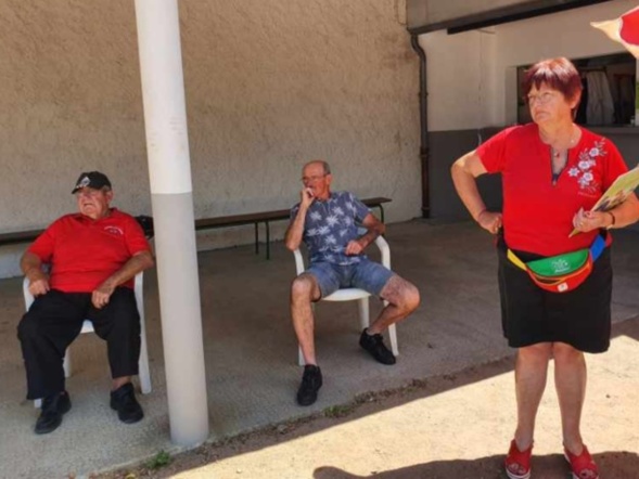 Nicole à l'affût d'un éventuel acheteur pour sa tombola, Chérif en mode "pause" et Rolland notre doyen toujours présent aux concours du club !