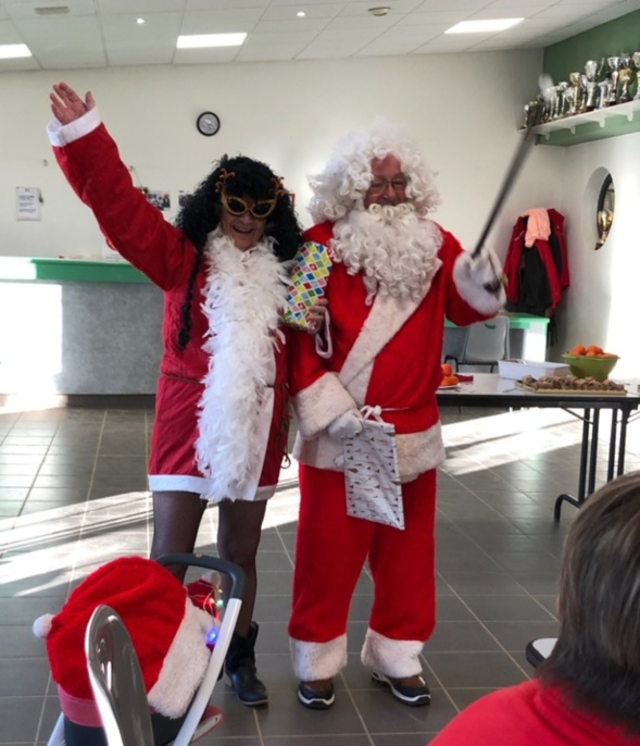 L'arrivée surprise du Père et de la Mère Noël en fin de repas ! L'arrivée surprise du Père et de la Mère Noël en fin de repas !