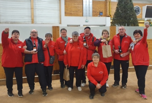 Nos amis réunis après la remise des récompenses en fin d'après midi ! Nos amis réunis après la remise des récompenses en fin d'après midi !