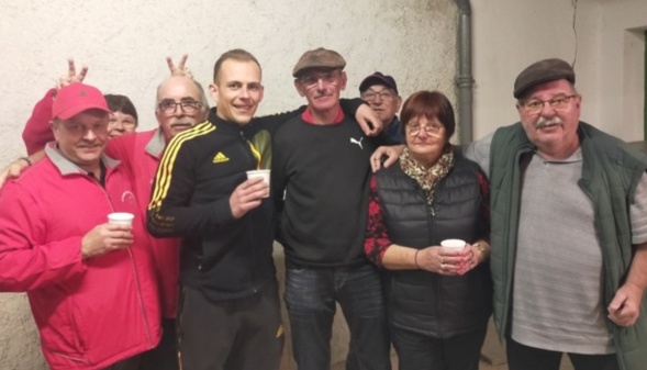 Alex, une des jeunes recrues du club, a égayé la soirée en partageant de bons moments avec les "anciens" ! Alex, une des jeunes recrues du club, a égayé la soirée en partageant de bons moments avec les "anciens" !