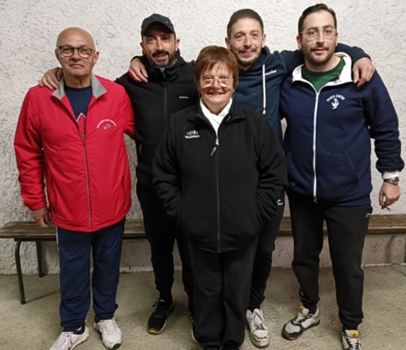 Les vainqueurs et finalistes du concours B avec Nicole, l'arbitre de la soirée ! Les vainqueurs et finalistes du concours B avec Nicole, l'arbitre de la soirée !