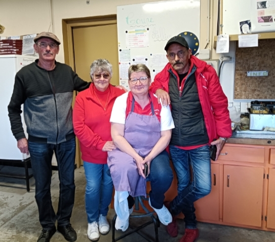 Cherif le chef buvette avec Eliane et Béa responsables du buffet et Lapin l'adjoint de buvette ! Cherif le chef buvette avec Eliane et Béa responsables du buffet et Lapin l'adjoint de buvette !