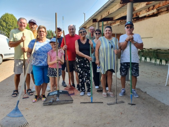 LA CORVÉE DU DÉSHERBAGE DU TERRAIN BIEN EFFECTUÉE PAR UNE DIZAINE DE COURAGEUX VÉTÉRANS ! LA CORVÉE DU DÉSHERBAGE DU TERRAIN BIEN EFFECTUÉE PAR UNE DIZAINE DE COURAGEUX VÉTÉRANS !