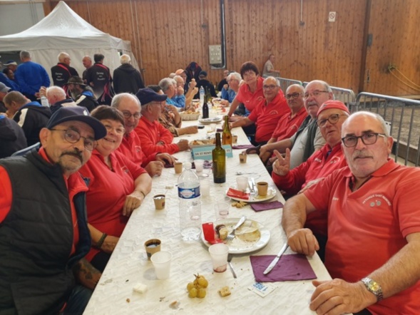 Joueurs et supporters réunis pour partager le bon repas de midi avant la finale ! Joueurs et supporters réunis pour partager le bon repas de midi avant la finale !