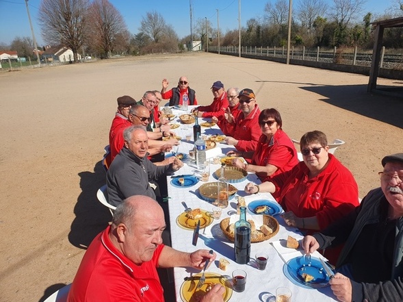 Le petit casse croûte de midi à été bénéfique pour nos équipes vétéran A et B ! Le petit casse croûte de midi à été bénéfique pour nos équipes vétéran A et B !