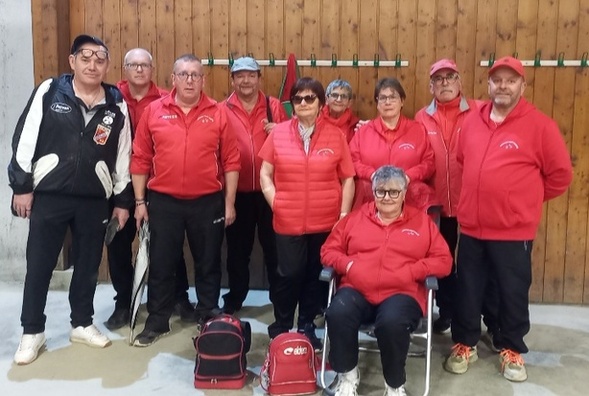 La photo souvenir avec l'arbitre de ce championnat (manque les 2 équipes de jeunôts !) La photo souvenir avec l'arbitre de ce championnat (manque les 2 équipes de jeunôts !)