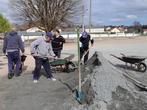 UNE DOUZAINE DE VÉTÉRANS A PIED D'OEUVRE AU TERRAIN DE LA GARE UNE DOUZAINE DE VÉTÉRANS A PIED D'OEUVRE AU TERRAIN DE LA GARE