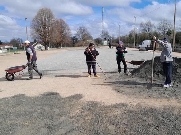 UNE DOUZAINE DE VÉTÉRANS A PIED D'OEUVRE AU TERRAIN DE LA GARE UNE DOUZAINE DE VÉTÉRANS A PIED D'OEUVRE AU TERRAIN DE LA GARE