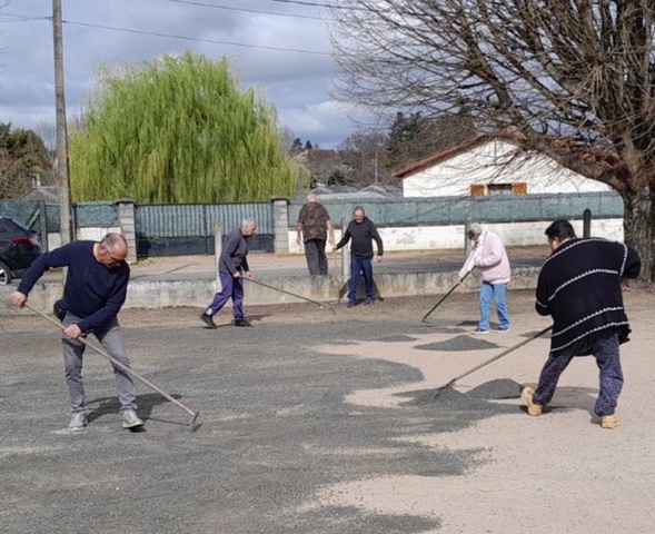 UNE DOUZAINE DE VÉTÉRANS A PIED D'OEUVRE AU TERRAIN DE LA GARE UNE DOUZAINE DE VÉTÉRANS A PIED D'OEUVRE AU TERRAIN DE LA GARE