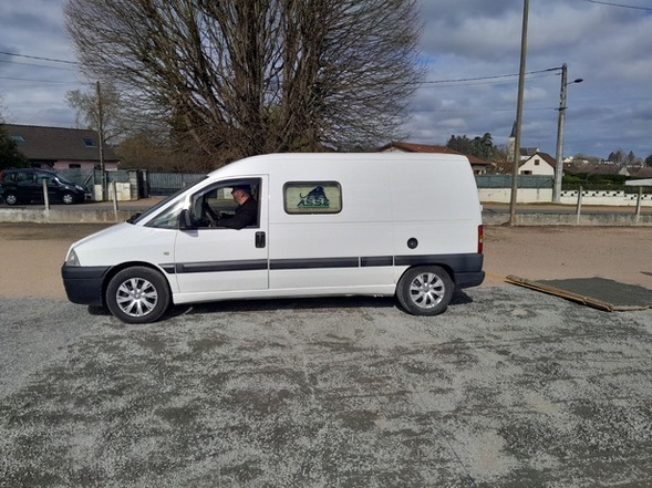 Kéké avec son utilitaire a bien tamisé le terrain ! Kéké avec son utilitaire a bien tamisé le terrain !