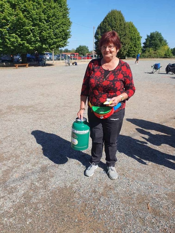 Nicole a promené son pot à lait tout au long de la journée pour en faire deviner le poids ! Nicole a promené son pot à lait tout au long de la journée pour en faire deviner le poids !