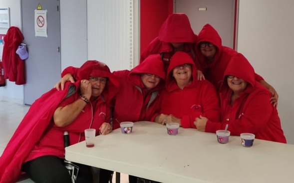 Les 6 chaperons rouge ont mis l'ambiance à Tronget ! Les 6 chaperons rouge ont mis l'ambiance à Tronget !