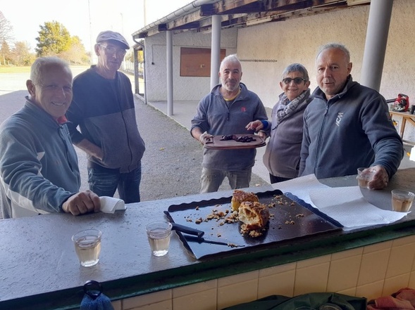 UN PETIT GROUPE DE VÉTÉRANS A EFFECTUÉ UN NOUVEAU DÉSHERBAGE DU TERRAIN UN PETIT GROUPE DE VÉTÉRANS A EFFECTUÉ UN NOUVEAU DÉSHERBAGE DU TERRAIN