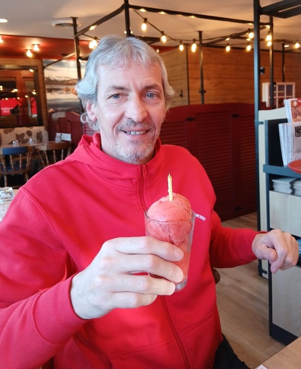 En fin de repas d'après réunion, Christophe a eu droit à sa boule de glace d'anniversaire !