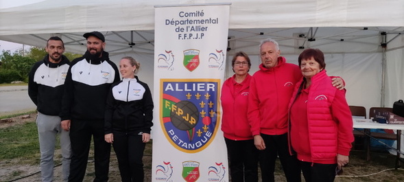 Les champions et vice champions avec leurs présidents de clubs respectifs ! Les champions et vice champions avec leurs présidents de clubs respectifs !