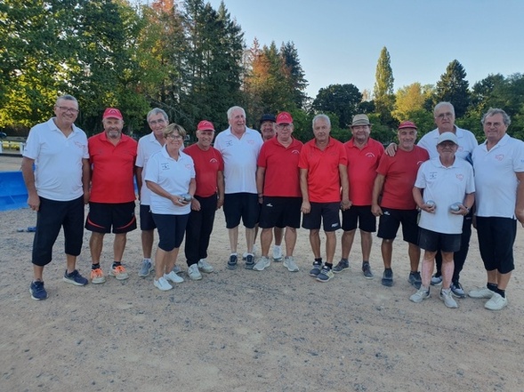 Les finalistes Saint Rémy et Vichy Pétanque. Les finalistes Saint Rémy et Vichy Pétanque.