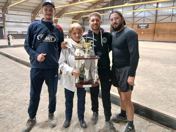 La photo souvenir des talentueux vainqueurs avec Claudette !