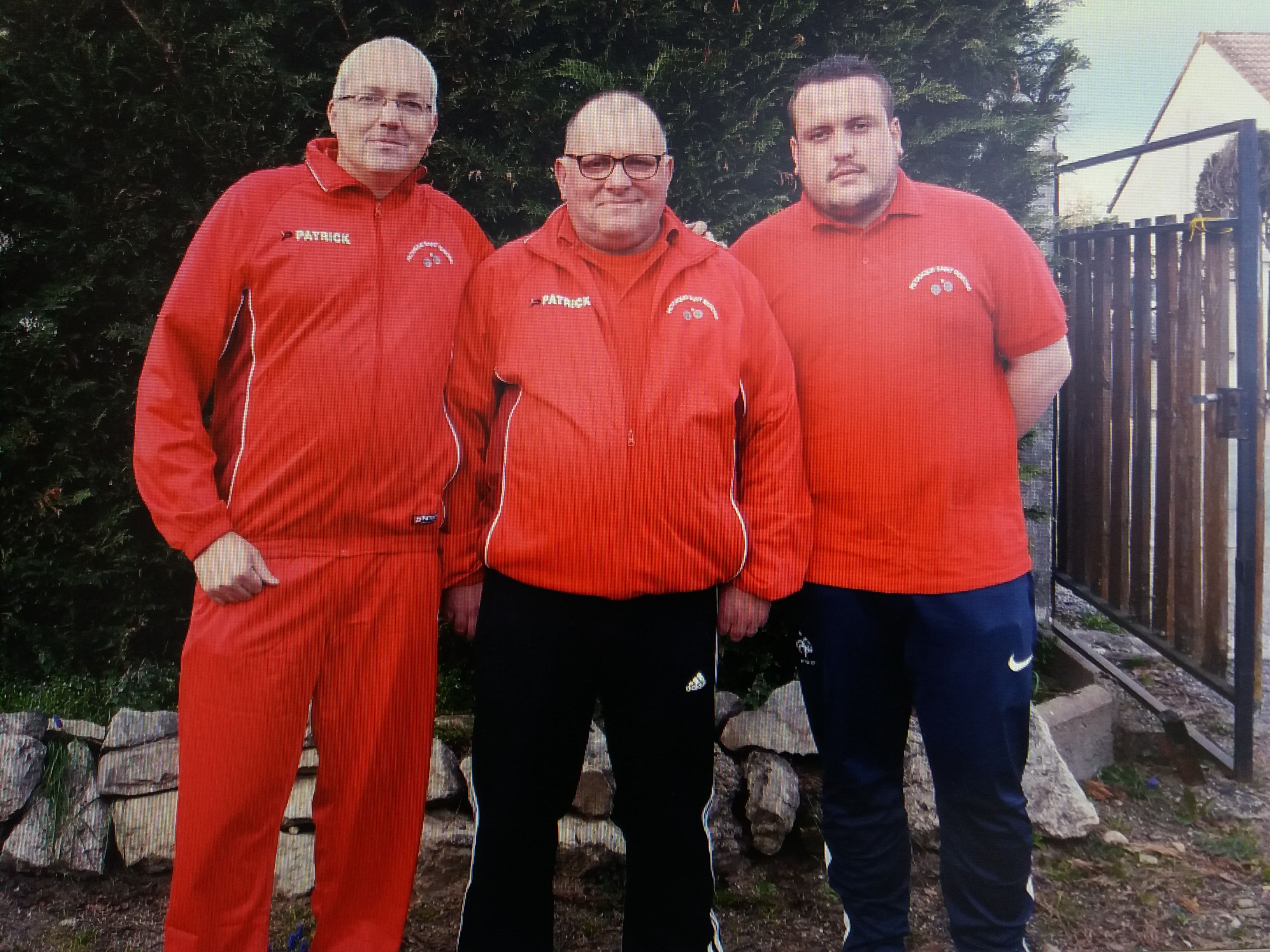 Alain, Raphaël et Thomas (manque Benoît... parti avant l'apéro ! ! !) Alain, Raphaël et Thomas (manque Benoît... parti avant l'apéro ! ! !)