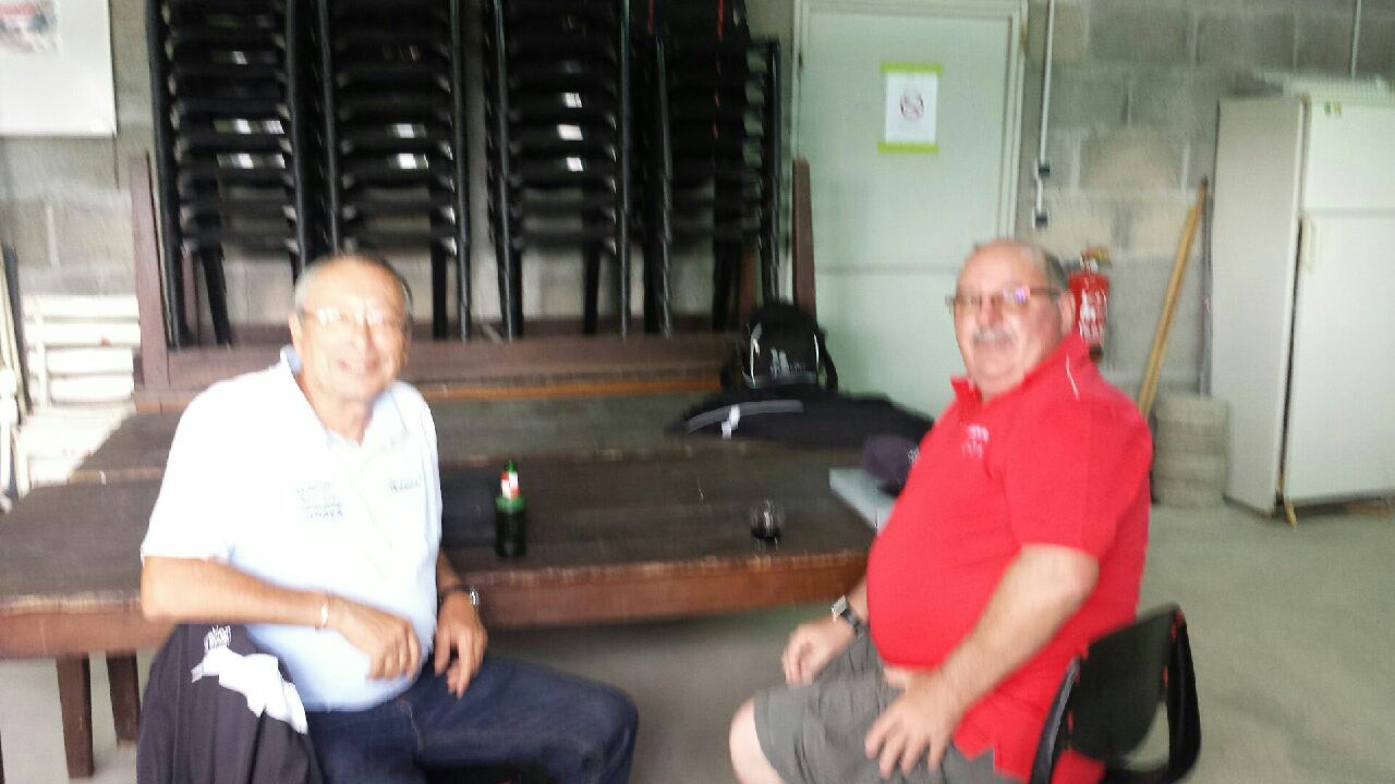 Les 2 capitaines posant pour la photo souvenir reflétant bien la bonne entente entre les 2 clubs ! Les 2 capitaines posant pour la photo souvenir reflétant bien la bonne entente entre les 2 clubs !