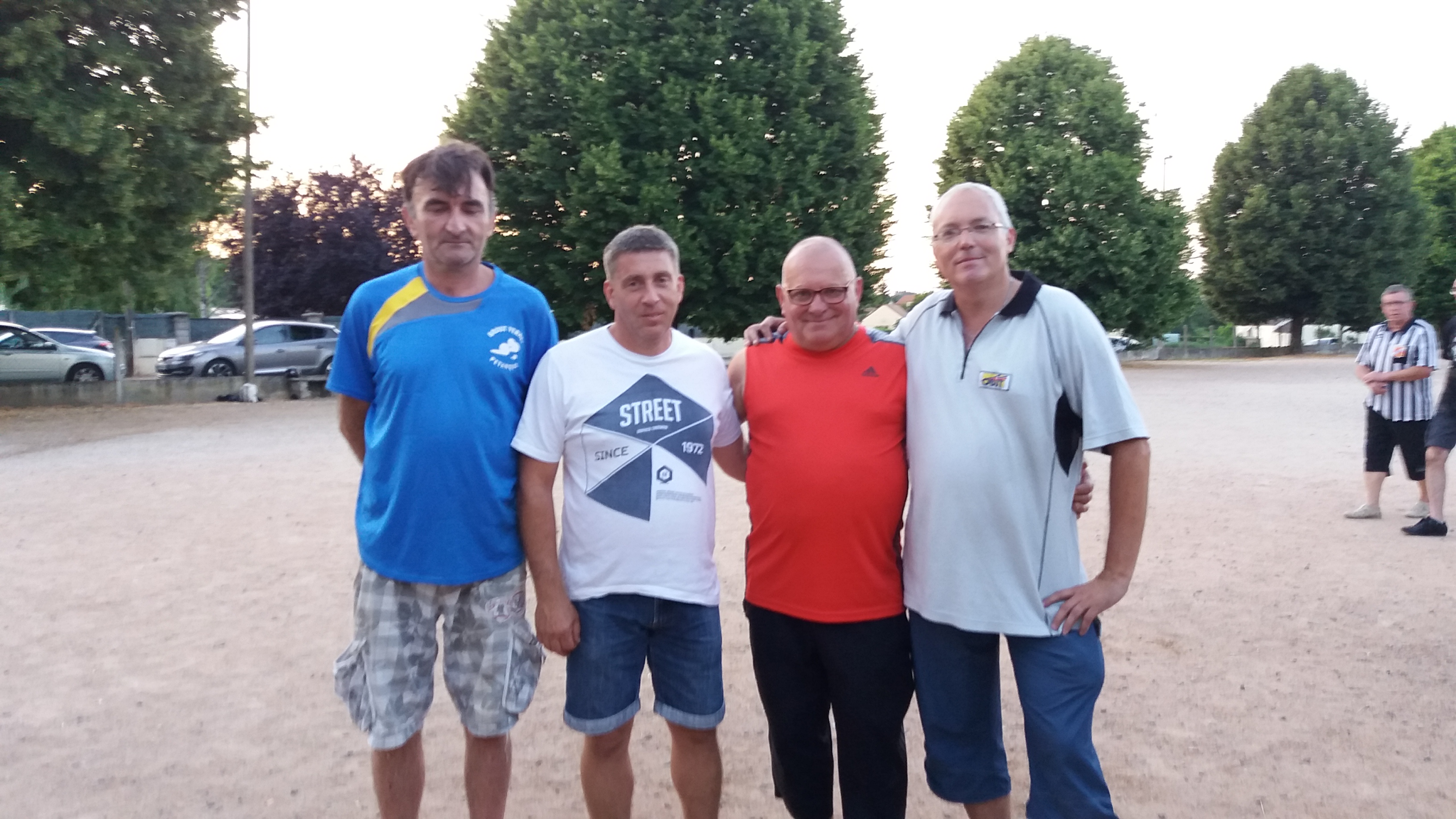 Les finalistes Jean Pierre ARNAUD, Lionel LACROIX et les vainqueurs Pépère et Alain, réunis pour la photo souvenir.