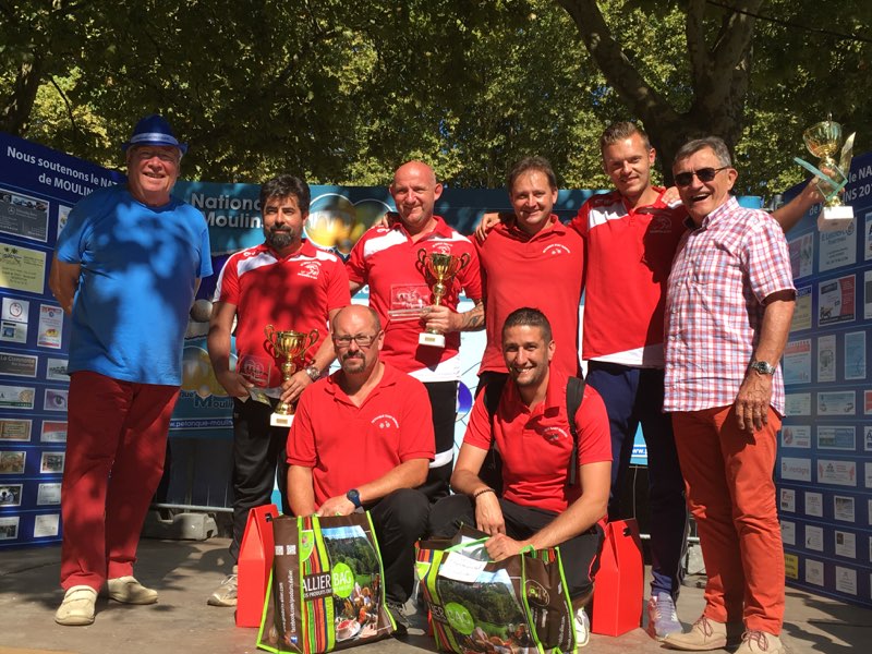 Belle photo souvenir pour tous les amis qui se retrouvaient en finale du triplettes National Bis ! Belle photo souvenir pour tous les amis qui se retrouvaient en finale du triplettes National Bis !