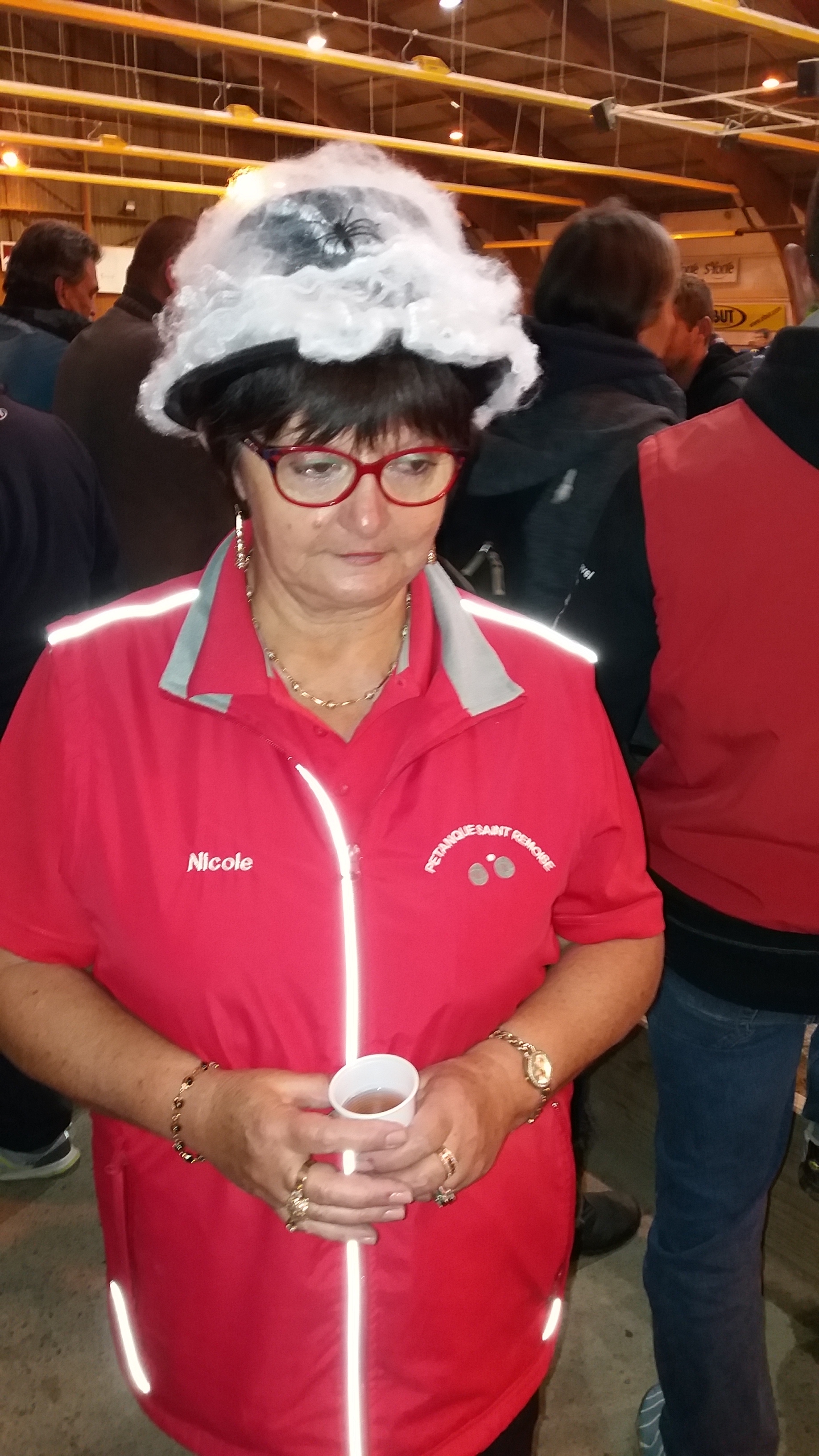 Nicole et son beau chapeau d'Halloween ! Nicole et son beau chapeau d'Halloween !