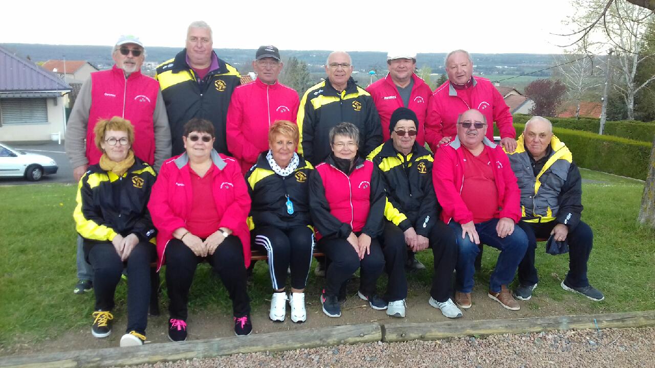Les 2 équipes réunies pour la traditionnelle photo souvenir. Les 2 équipes réunies pour la traditionnelle photo souvenir.