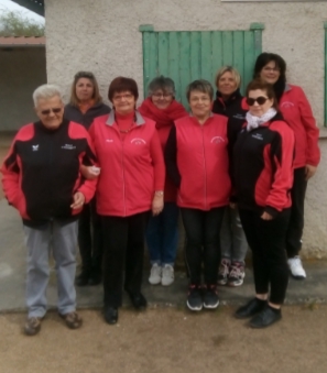 Les filles complètement à la "Mas" : "En rouge et noir " pour la photo souvenir !