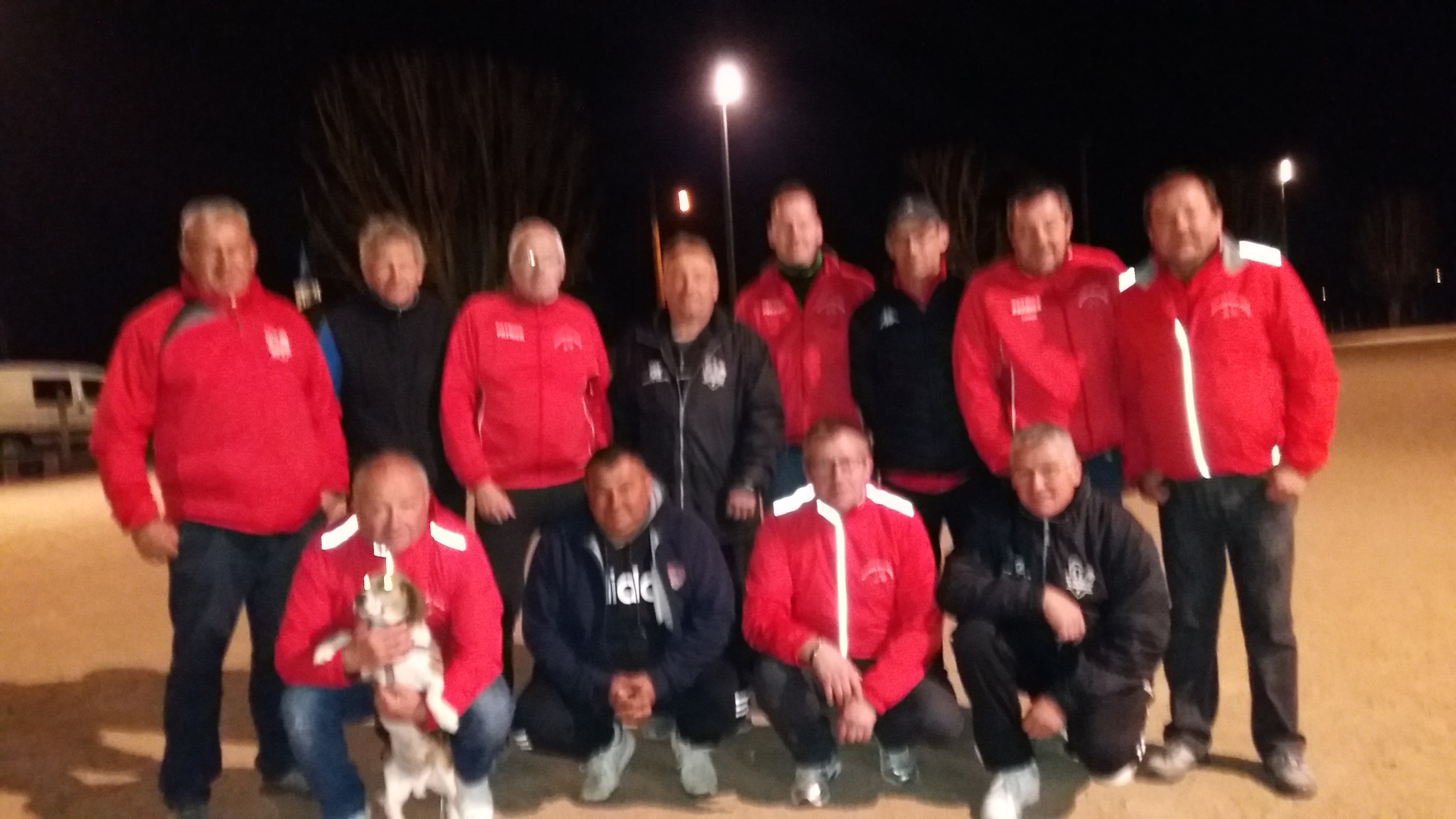 Les 2 équipes réunies dans un beau flou artistique réalisé par Monique, photographe amateur ! ! Les 2 équipes réunies dans un beau flou artistique réalisé par Monique, photographe amateur ! !