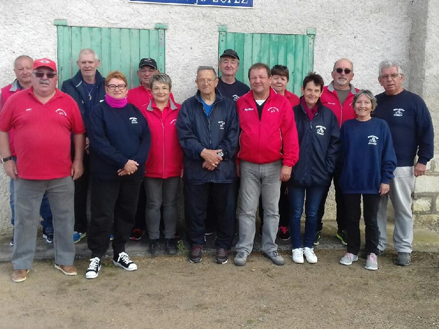 Les 2 équipes réunies pour la photo. Les 2 équipes réunies pour la photo.