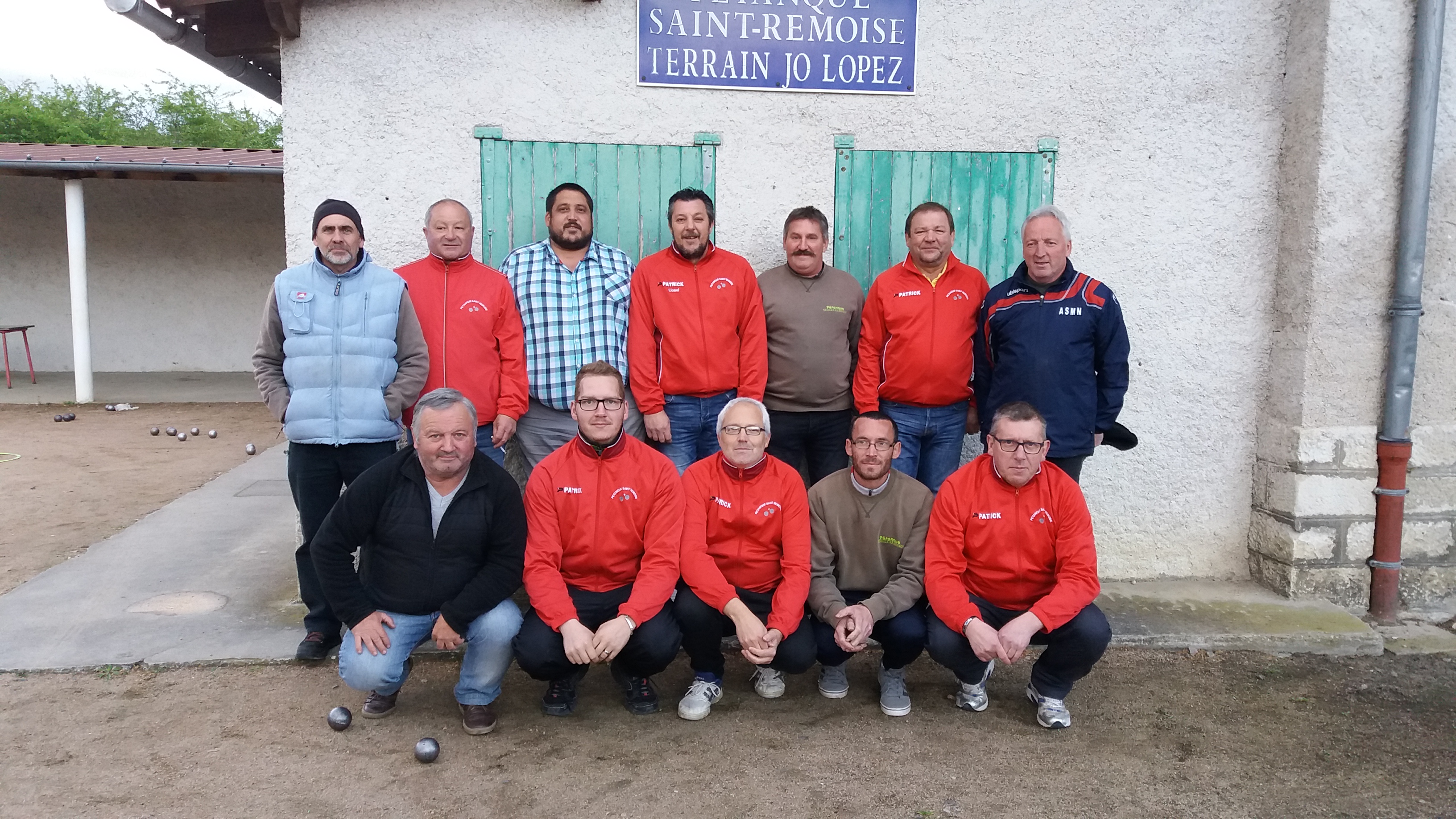 Merci à Pompon le photographe du jour pour la photo souvenir des 2 équipes ! Merci à Pompon le photographe du jour pour la photo souvenir des 2 équipes !