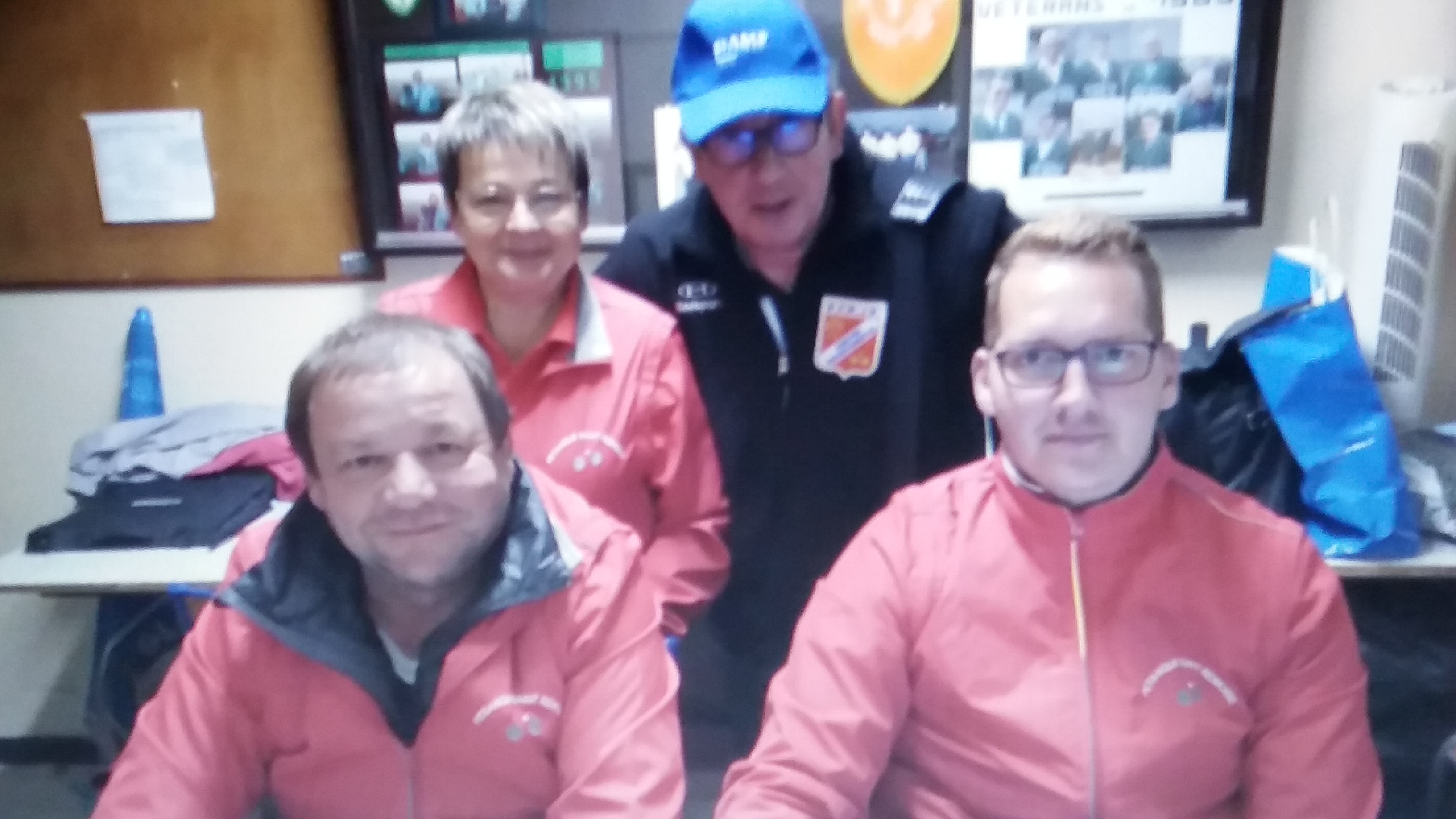 Daniel et Jordan à la table de marque, Monique membre actif du bureau et Sergio l'arbitre du soir ! Daniel et Jordan à la table de marque, Monique membre actif du bureau et Sergio l'arbitre du soir !