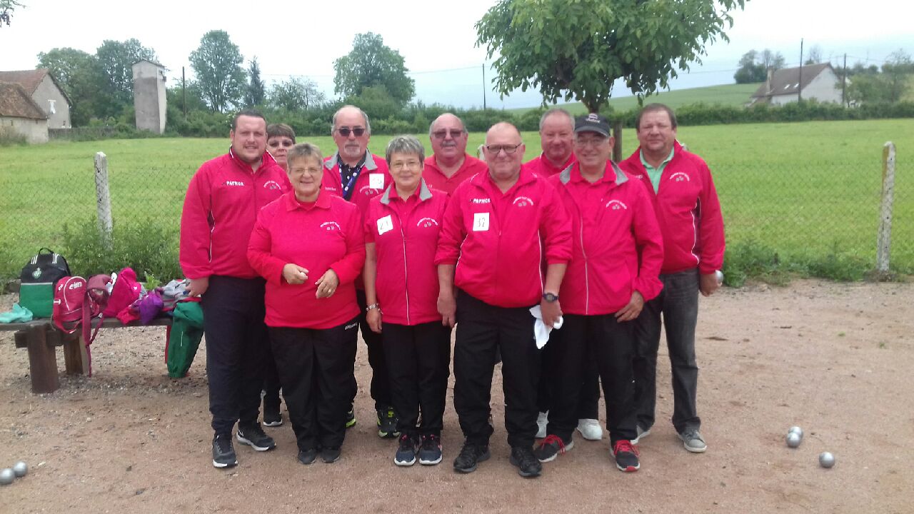 Les 5 équipes saint rémoises réunies pour la photo souvenir. Les 5 équipes saint rémoises réunies pour la photo souvenir.