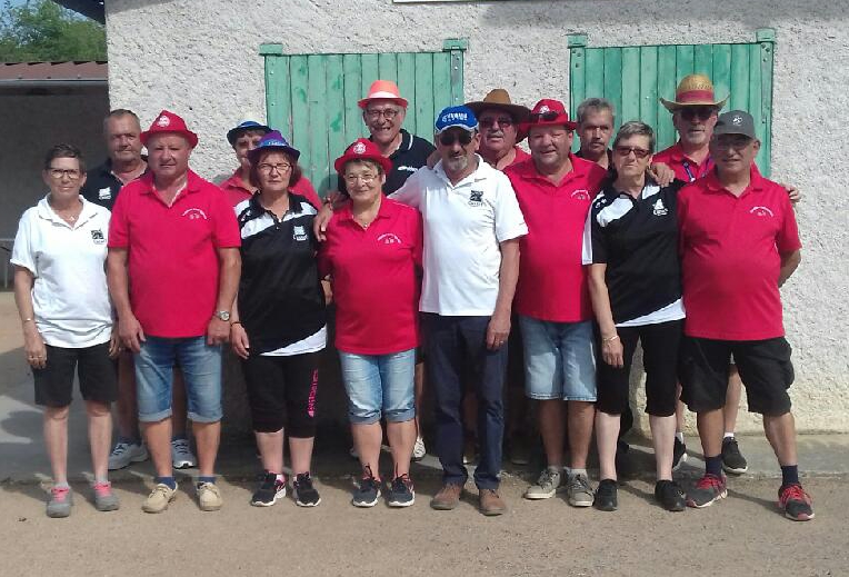 Cussetois et Saint Rémois réunis pour la photo souvenir. Cussetois et Saint Rémois réunis pour la photo souvenir.