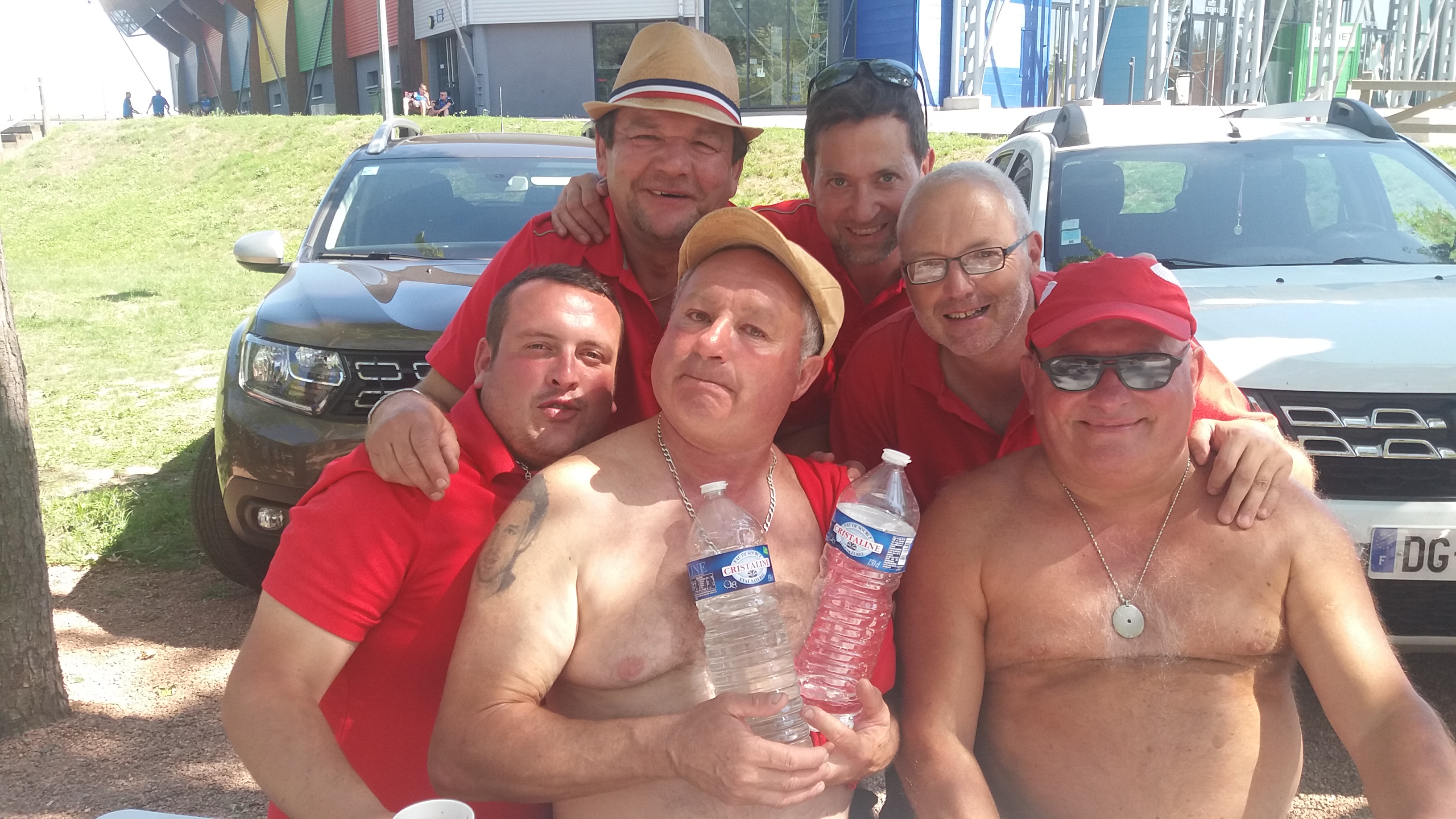 Les 6 joueurs saint rémois réunis pour la photo souvenir très sérieuse... ! Les 6 joueurs saint rémois réunis pour la photo souvenir très sérieuse... !