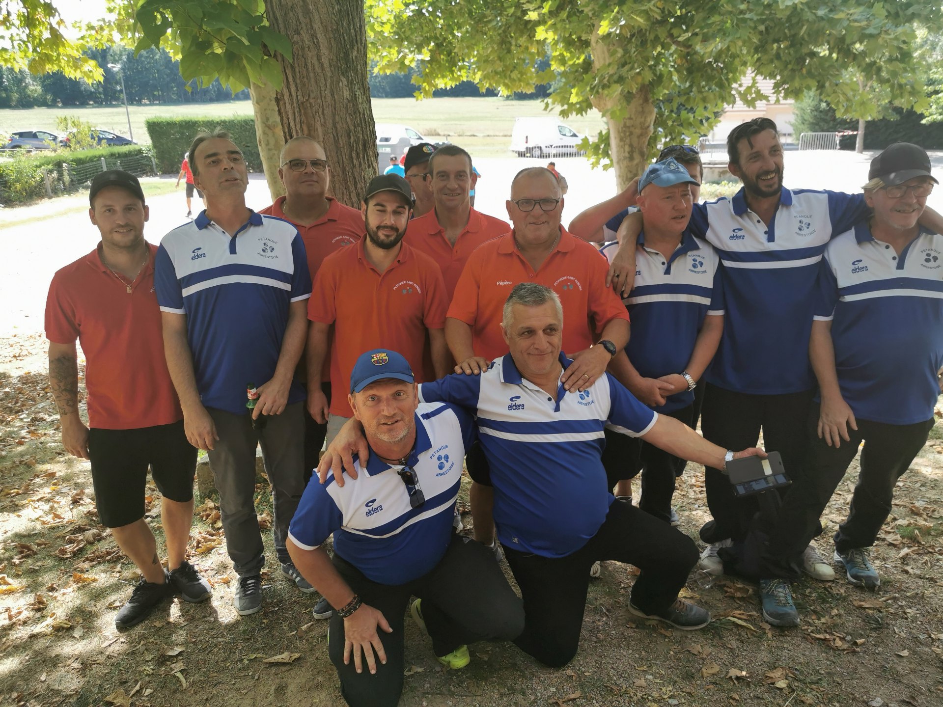 Nos amis avec l'équipe d'Abrest pour une joyeuse photo souvenir !