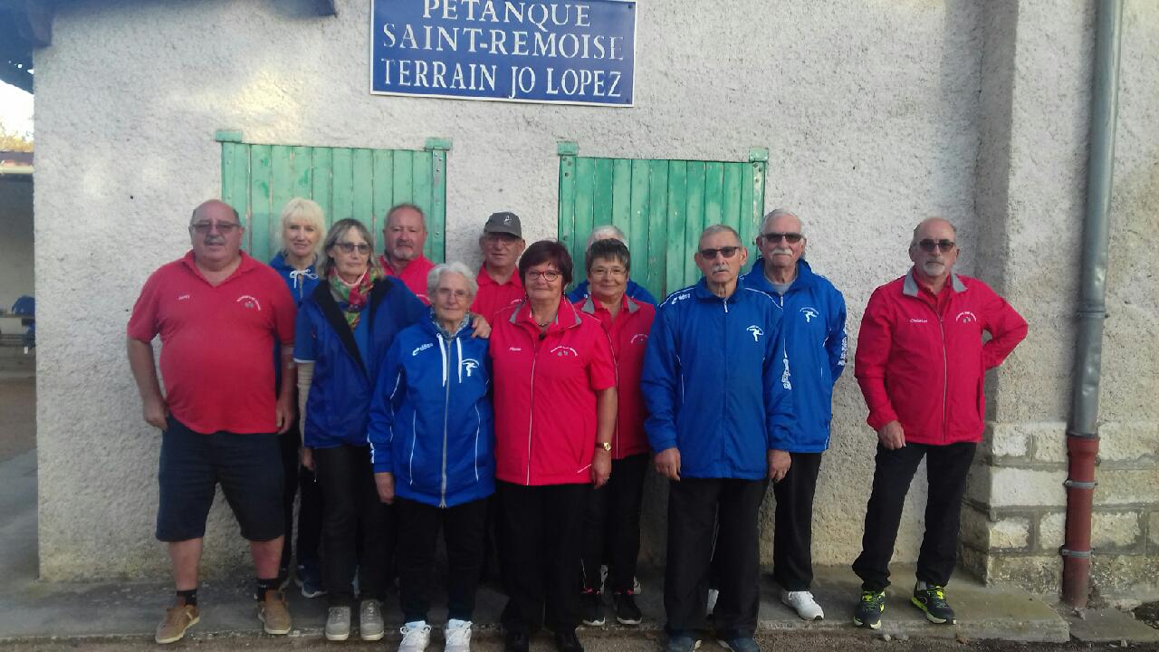 Les 2 équipes réunies pour la toute dernière photo souvenir de cette compétition !