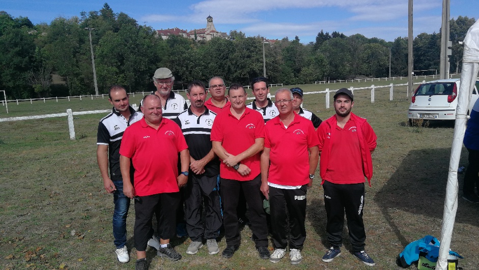 Les 2 équipes réunies pour la dernière photo souvenir de cette compétition. Les 2 équipes réunies pour la dernière photo souvenir de cette compétition.