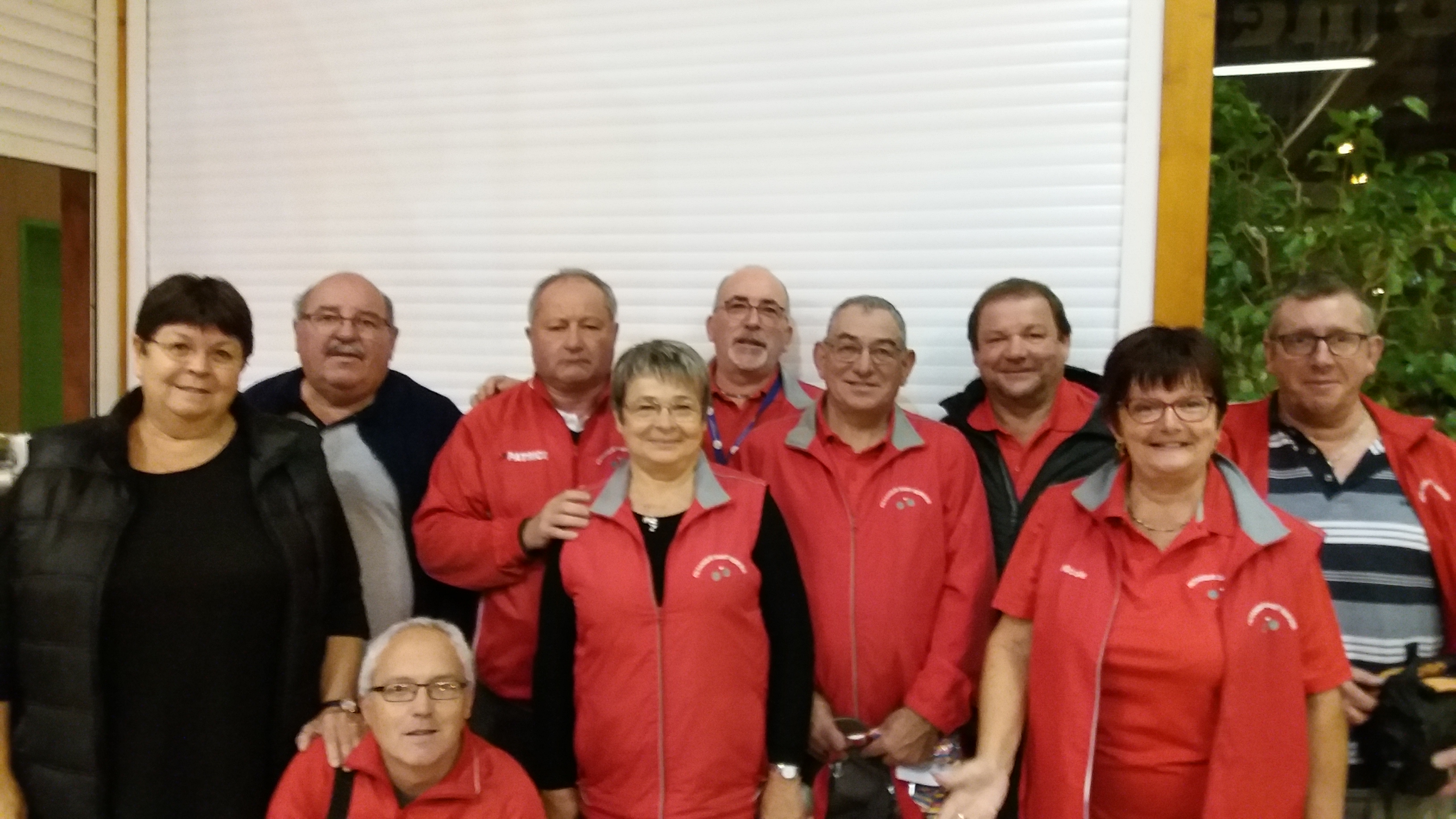 Les 3 équipes saint rémoises et Daniel le fidèle supporter venu fêter ses 70 printemps ! Les 3 équipes saint rémoises et Daniel le fidèle supporter venu fêter ses 70 printemps !