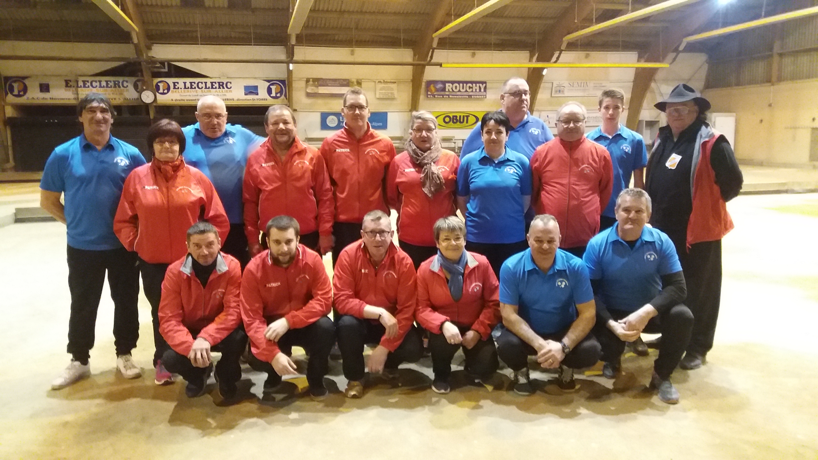 Les 2 équipes et l'arbitre, Max Larvaron, réunis pour la photo souvenir.