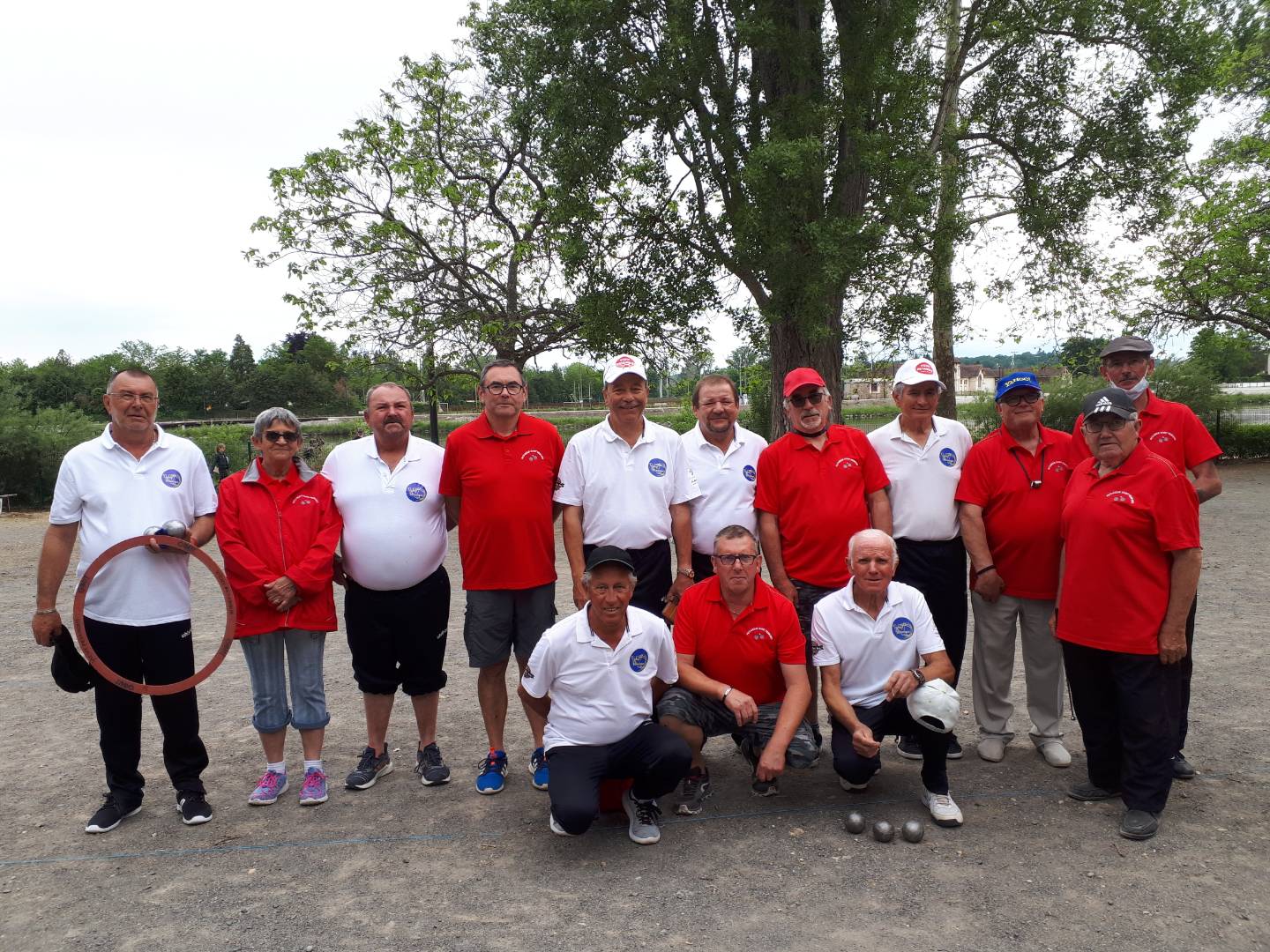 Vichyssois et Saint rémois réunis pour la traditionnelle photo souvenir. Vichyssois et Saint rémois réunis pour la traditionnelle photo souvenir.