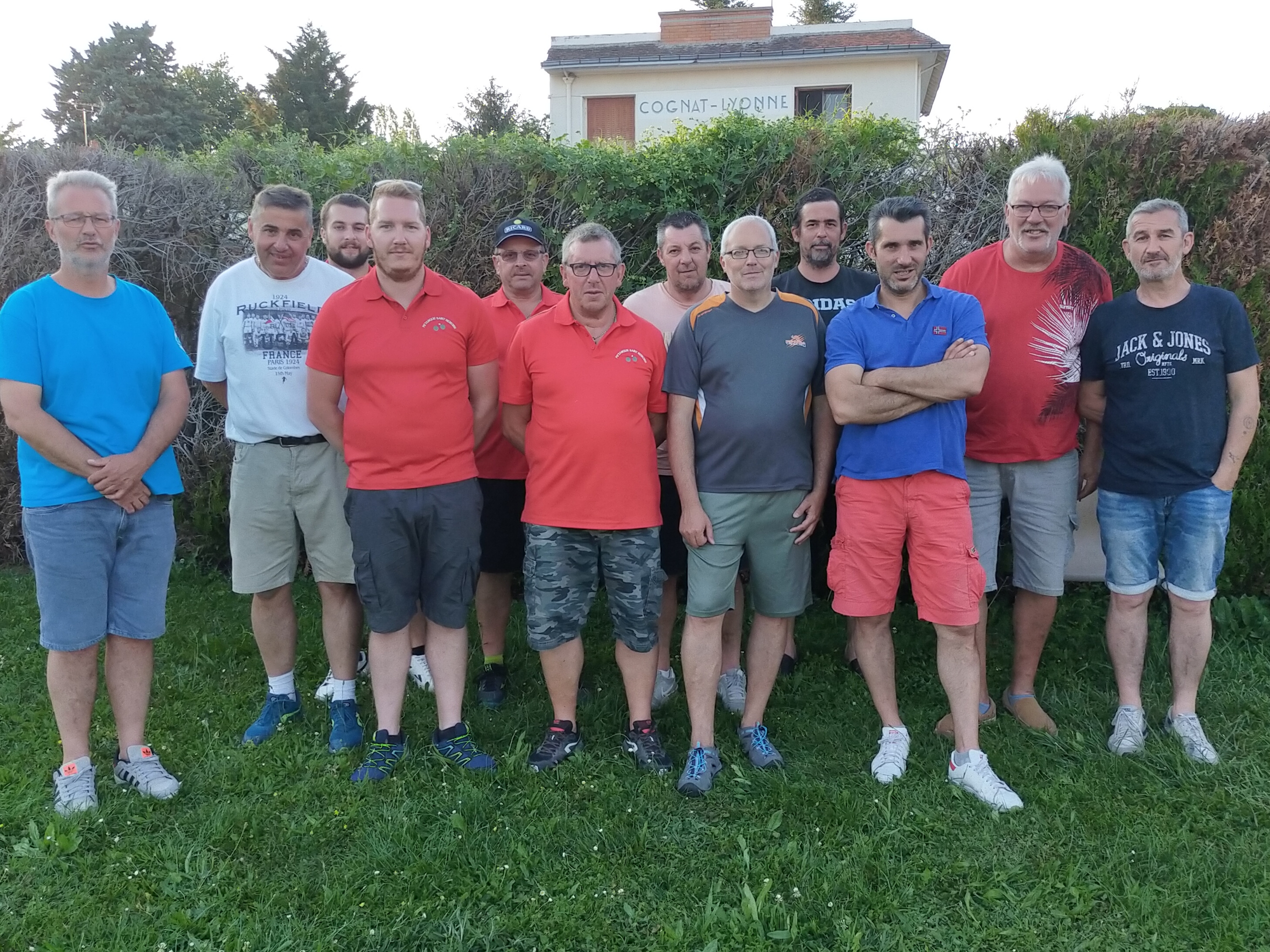 Les 2 équipes réunies pour la photo souvenir. Les 2 équipes réunies pour la photo souvenir.