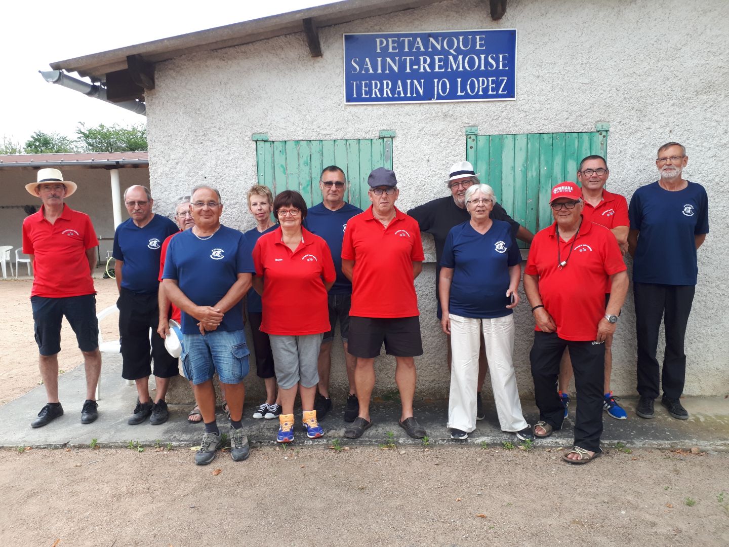 Les 2 équipes réunies pour la photo souvenir. Les 2 équipes réunies pour la photo souvenir.